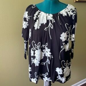 Crew neck blouse with embroidery details.